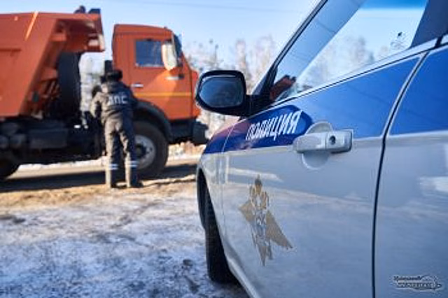 Автомобиль вылетел с трассы под Кемеровом