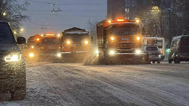 В Кирове над устранением последствий снегопада трудились более 80 единиц техники и 110 специалистов ручного труда