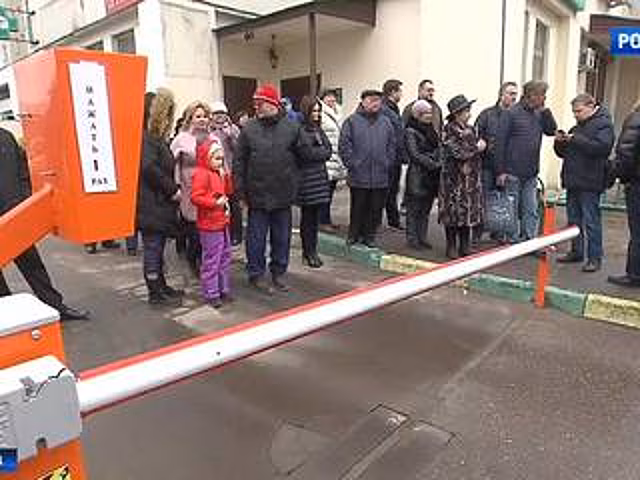 Шлагбаумы раздора: одни устанавливают, другие ломают
