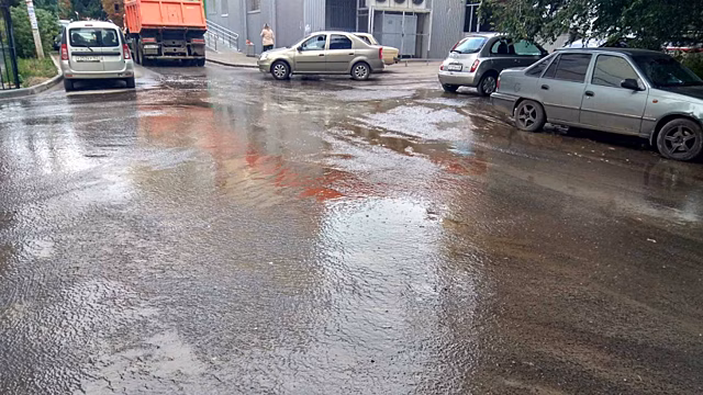 Жители саратовской «Стрелки» пожаловались на регулярный «аквапарк» на дорогах и тротуарах