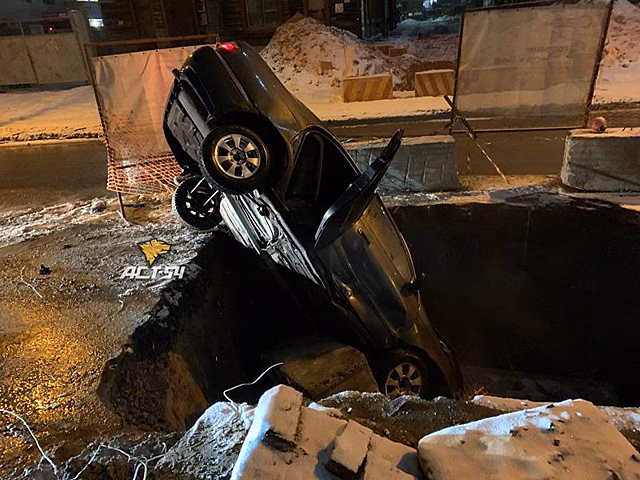 Toyota пробила бетонное ограждение и провалилась в коммунальную яму в Новосибирске