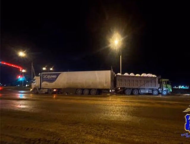 Под Сызранью водитель Shacman столкнулся с двумя грузовиками