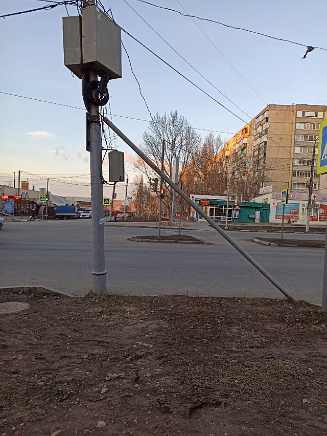 В Солнечном районе Саратова из-за вскрышных работ провалился светофор