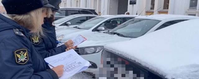 Оштрафованный за пьяную езду екатеринбуржец добровольно подогнал свою машину приставам в счет долга