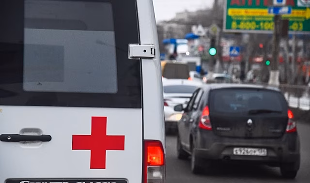 На юге Волгограда в аварии с двумя авто пострадал 41-летний мужчина