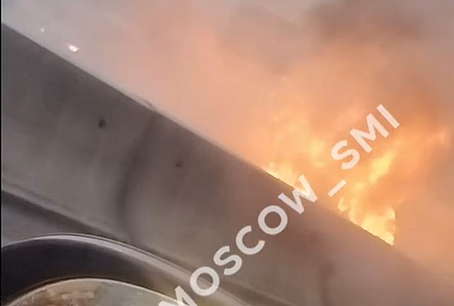Вспыхнувший на МКАД автомобиль попал на видео