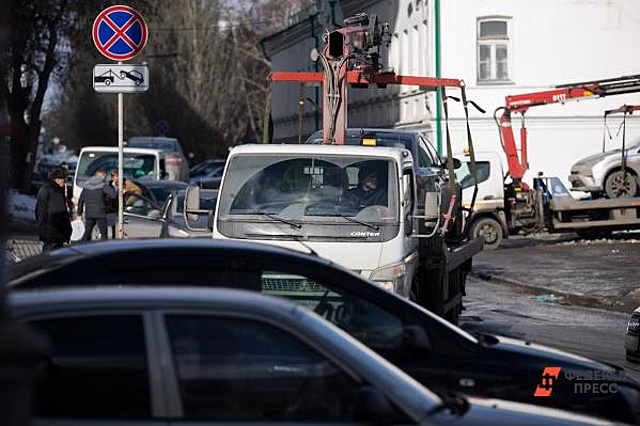 В Академическом районе Екатеринбурга массово эвакуировали автомобили