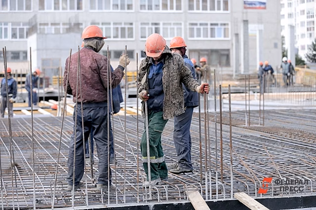 Аварийную концессионную школу на Татьяны Снежиной продают через интернет