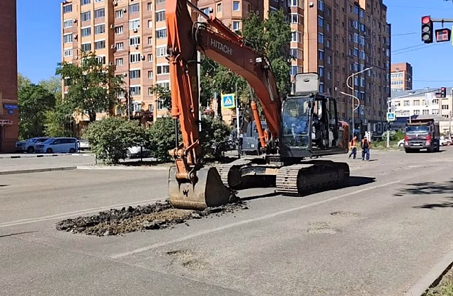 В Благовещенске на неделю перекрыли перекрёсток Октябрьской и Островского
