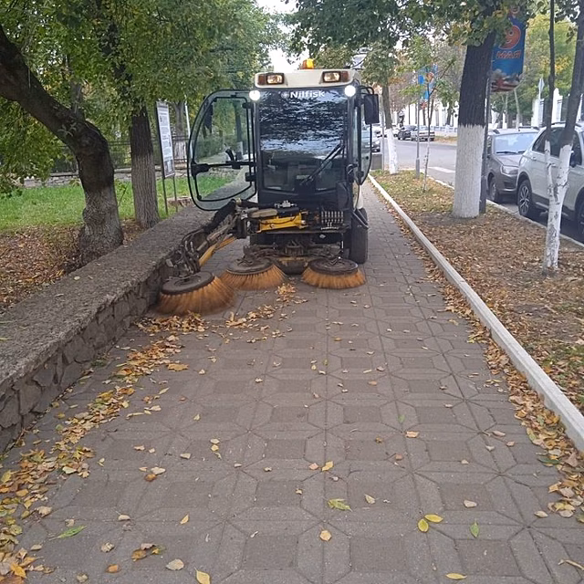 Каждый день кировские коммунальщики собирают почти полсотни тонн уличного мусора