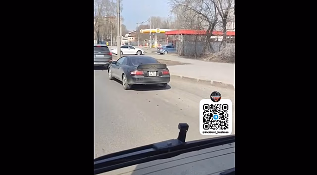 Длинная очередь на автомойку помешала общественному транспорту в Кемерове