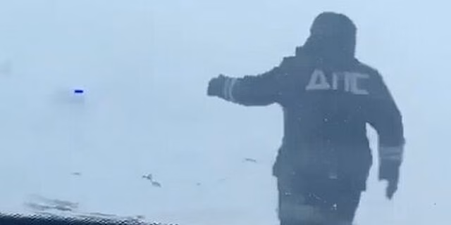 На оренбургской трассе инспекторы ДПС помогли вывести автомобили из снежного плена