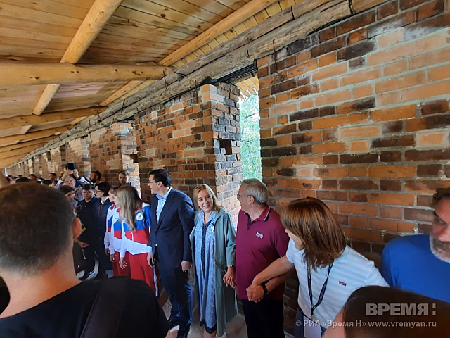 2500 человек взялись за руки на открытии боевого хода в Нижегородском кремле