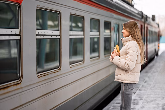 В Подмосковье студентка шла в колледж по «народной тропе» и погибла под поездом