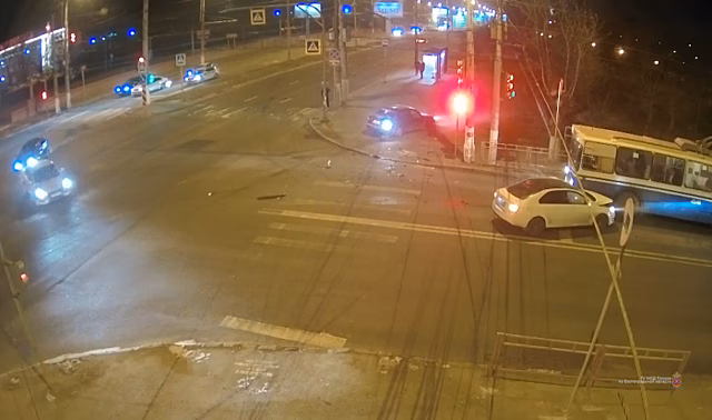 В Волгограде в ДТП с двумя машинами и троллейбусом пострадал мужчина