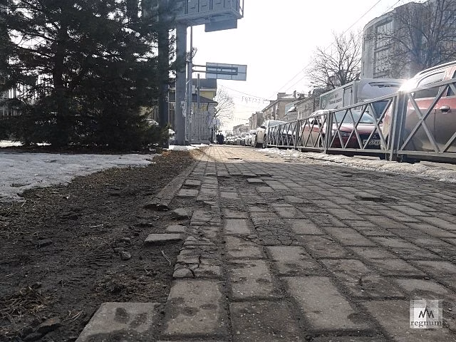 «Тихий ужас» — в Ярославле новую плитку «съел чудо-реагент»