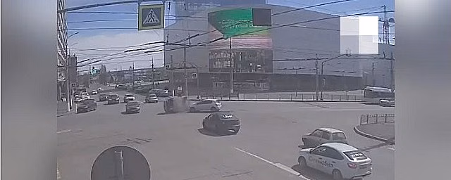 В Волгограде произошло женское ДТП с переворотом