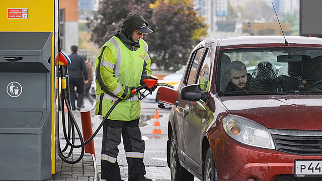 Бензин продолжает активно дорожать на АЗС Москвы, дизтопливо обновило рекорд