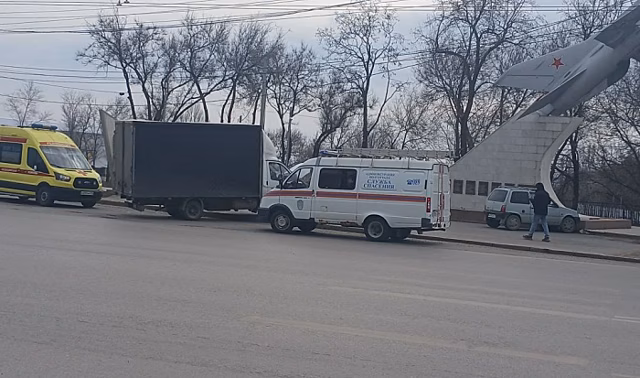 В Волгограде «Ока» врезалась в постамент памятника-самолета