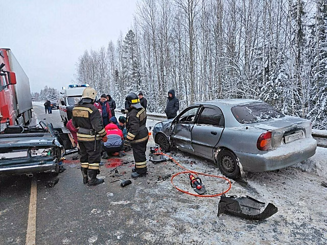 В Орловском районе столкнулись четыре легковушки и фура