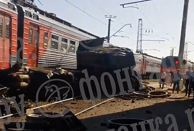 В Петербурге заполненная пассажирами электричка столкнулась с грузовиком