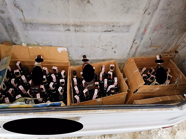 В Акбулаке у иностранца изъяли 14 литров контрафактной продукции