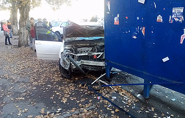 В Барнауле автомобиль въехал в остановку