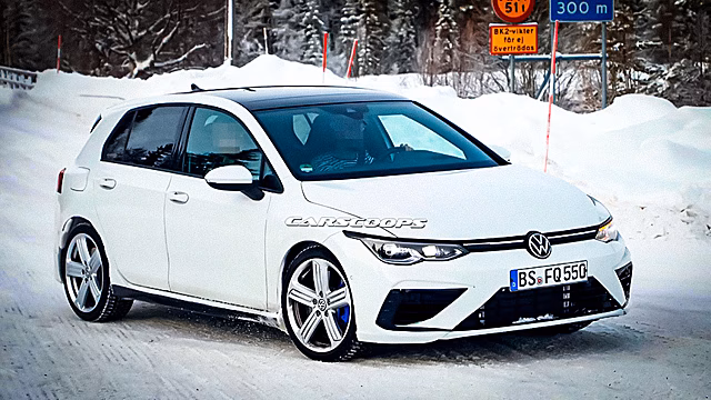 "Заряженный" Volkswagen Golf засняли без камуфляжа