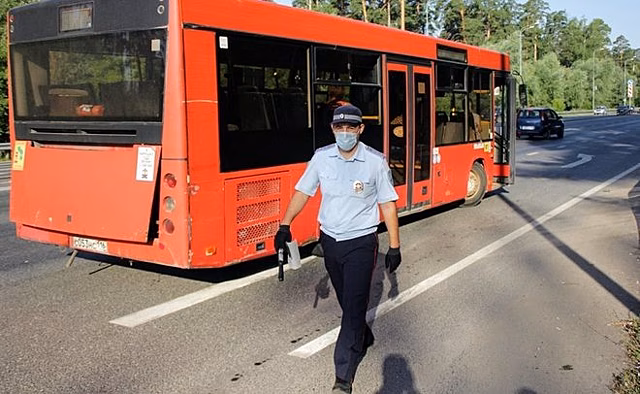 В Казани пассажиры автобуса получили травмы из-за того, что тот поехал с открытой дверью