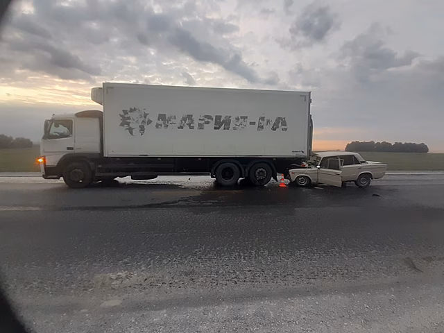 «Жигули» протаранили грузовик на новосибирской трассе: пострадали пятеро