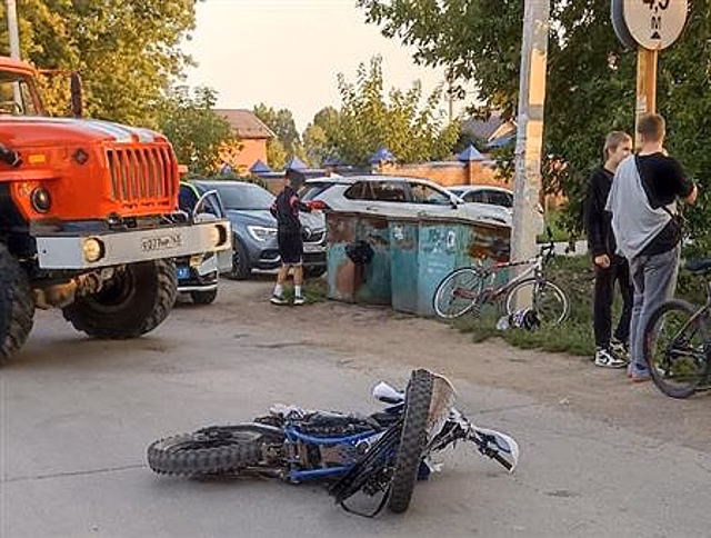 Двое подростков на спортивных мотоциклах столкнулись под Самарой