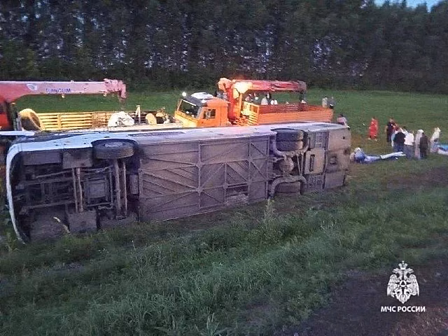 В российском регионе перевернулся междугородний автобус