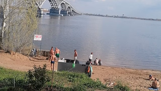 Жители Саратова открыли пляжный сезон в запрещенном месте