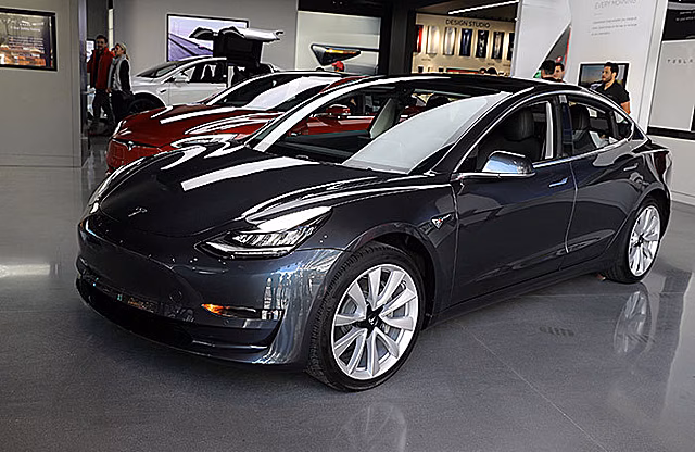 У Tesla снова проблемы? Илон Маск решил ночевать на заводе