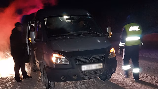 В Югре автоинспекторы пришли на помощь водителю и пассажирам сломавшегося на морозе микроавтобуса