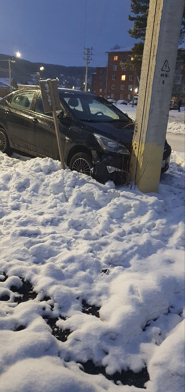 Легковушка врезалась в столб в кузбасском городе