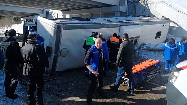 Очевидцы опубликовали первое видео с места падения автобуса с эстакады в Подмосковье