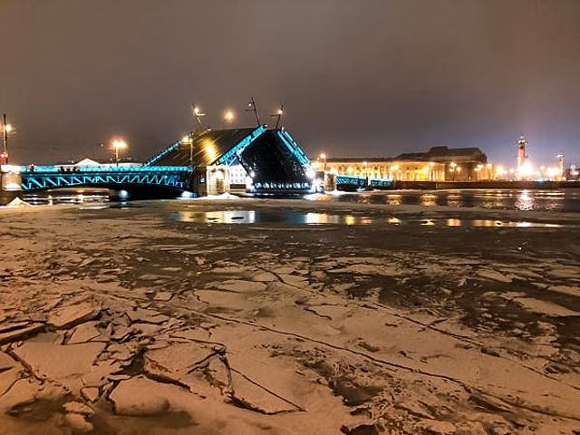 В Петербурге стартовали первые разводки мостов