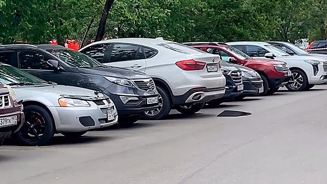 Найденный под BMW на западе Москвы сверток оказался GPS-трекером
