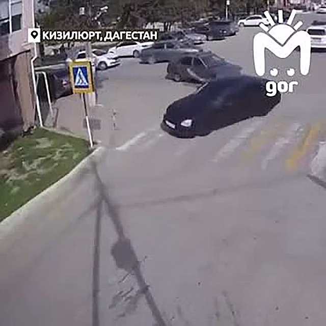 Несколько десятков человек бросились спасать попавшего в ДТП водителя и попали на видео