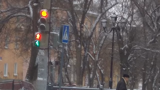 Жительница: На Ломоносова светофор одновременно разрешает и запрещает переходить дорогу