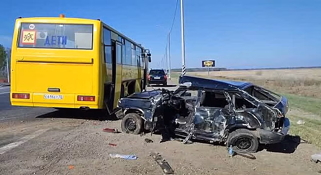 На российской трассе столкнулись школьный автобус и легковая машина