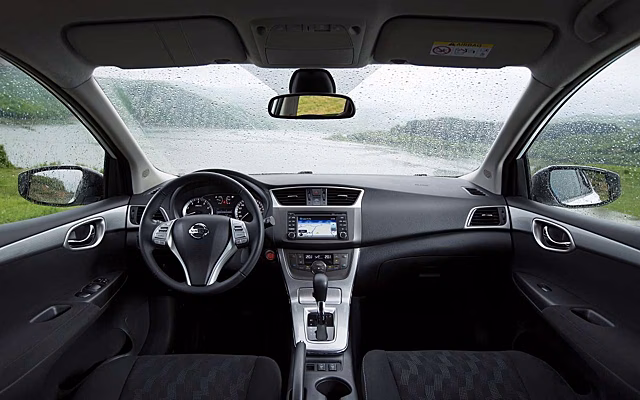 В РФ продают хэтчбек Nissan Tiida с просторным салоном за 1,6 млн рублей