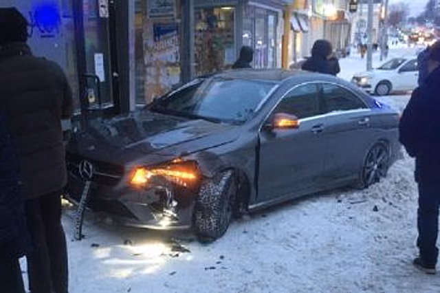В Екатеринбурге машина влетела в остановку, пострадал пешеход