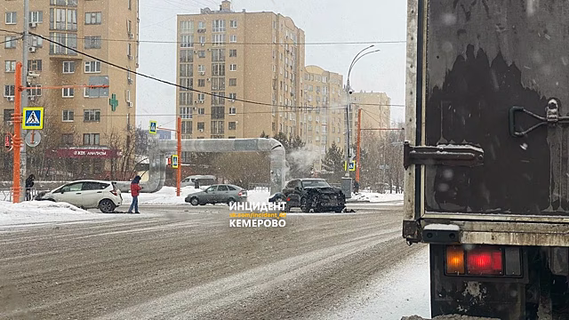 Автомобили разбились в ДТП на кемеровском перекрестке