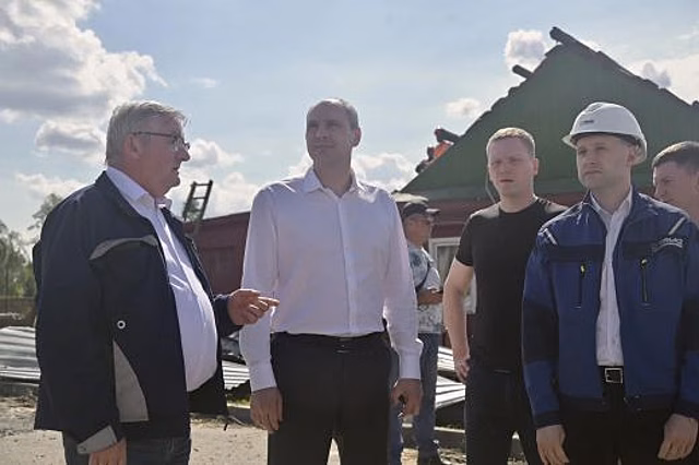 Денис Паслер проконтролировал ход восстановительных работ в Кушве, пострадавшей от серьезного урагана