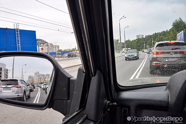 На улице Репина нанесли первую в Екатеринбурге шумовую разметку
