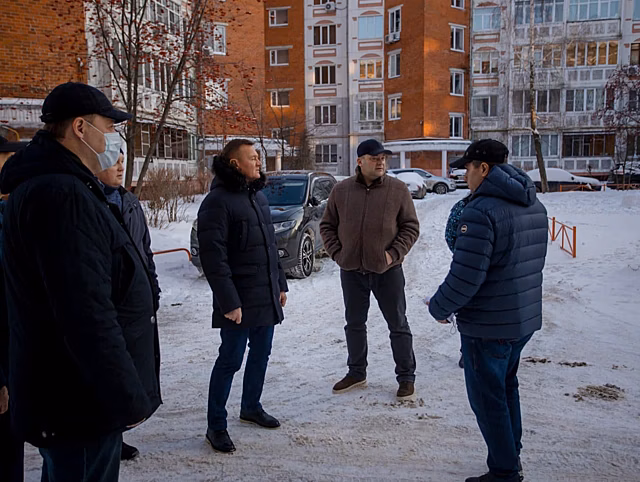 Роман Старовойт проверил, как в Курске убирают снег на дорогах и во дворах