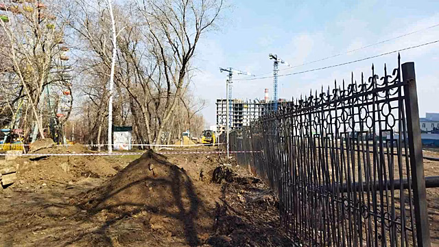 Роют ямы и рубят деревья: в парке Кирова развернулись строительные работы