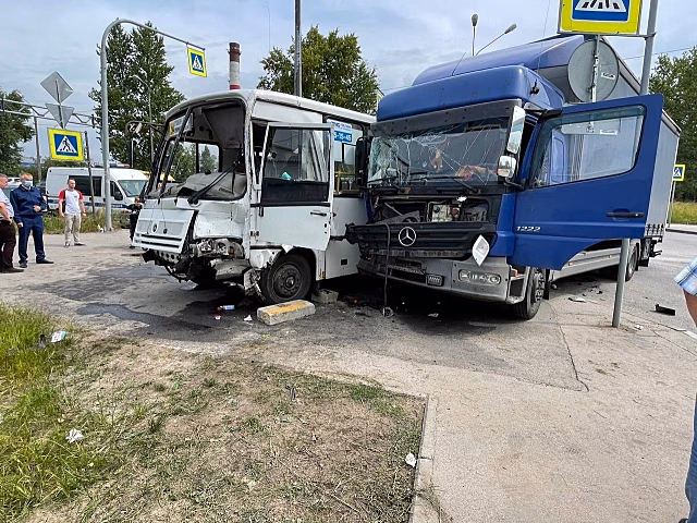 В ДТП под Петербургом женщина вылетела из маршрутки и погибла